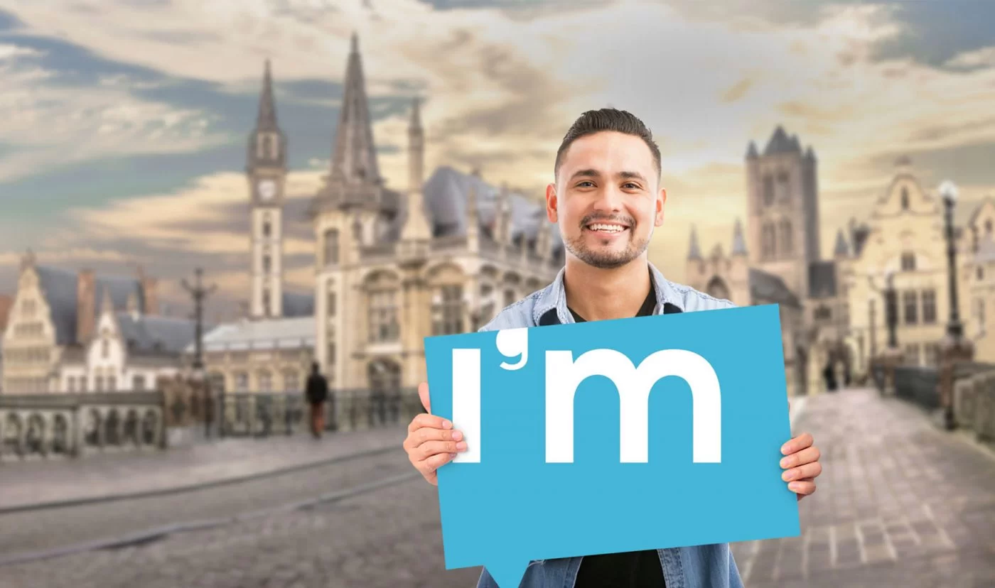 Student staat in Gent met IntelliGent Mobiel logo in zijn handen